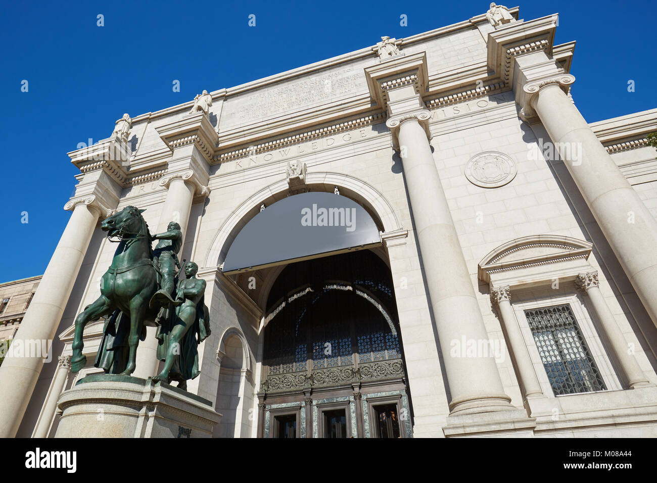 Il Museo Americano di Storia Naturale facciata di edificio con Theodore Roosevelt statua equestre in una giornata di sole e cielo blu in New York Foto Stock