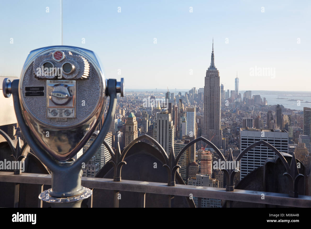 NEW YORK - 12 settembre: Binocolo sul Rockefeller Center con Empire State Building e vista sulla città nel tardo pomeriggio del 12 settembre 2016 nel nuovo Foto Stock