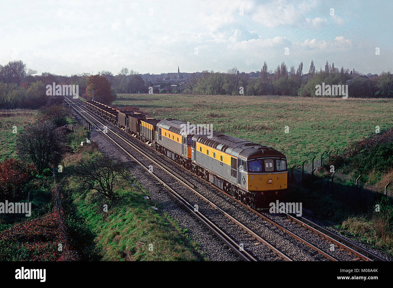 Una coppia di classe 33 locomotive diesel numeri 33046 'Merlino' e 33030 con un treno di reparto a Crayford nel sud di Londra. 11 novembre 1993. 33046 'Merlino' e 33030 lavorando a breve Woking - Hoo dipartimentali di giunzione a Crayford. 11 novembre 1993. Foto Stock Una coppia di classe 33 locomotive diesel numeri 33046 'Merlino' e 33030 con un treno di reparto a Crayford nel sud di Londra. 11 novembre 1993. 33046 'Merlino' e 33030 lavorando a breve Woking - Hoo dipartimentali di giunzione a Crayford. 11 novembre 1993. Foto Stock