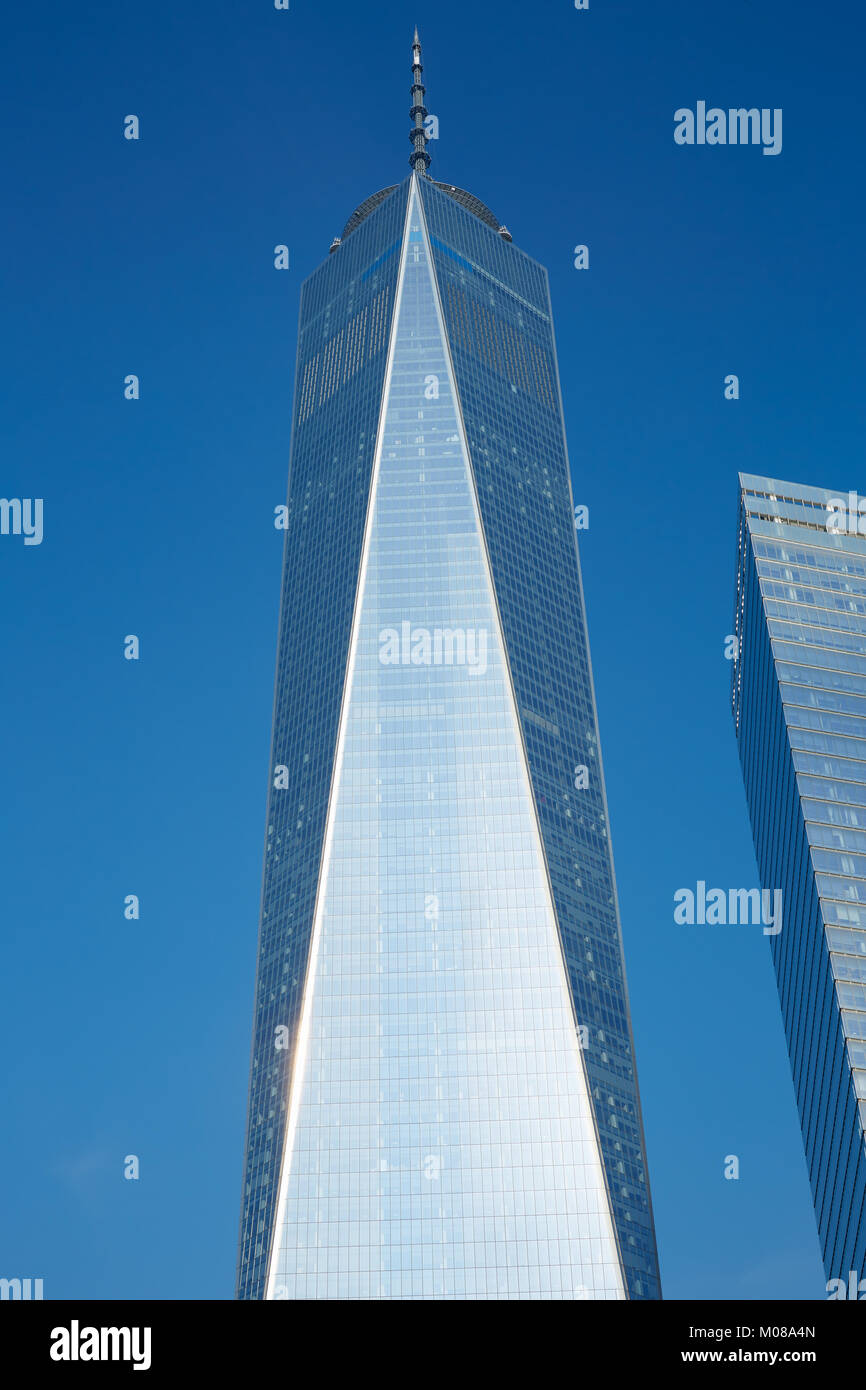 NEW YORK - 8 settembre: One World Trade Center grattacielo, cielo blu chiaro in una giornata di sole su settembre 8, 2016 a New York. La libertà è la torre di si Foto Stock