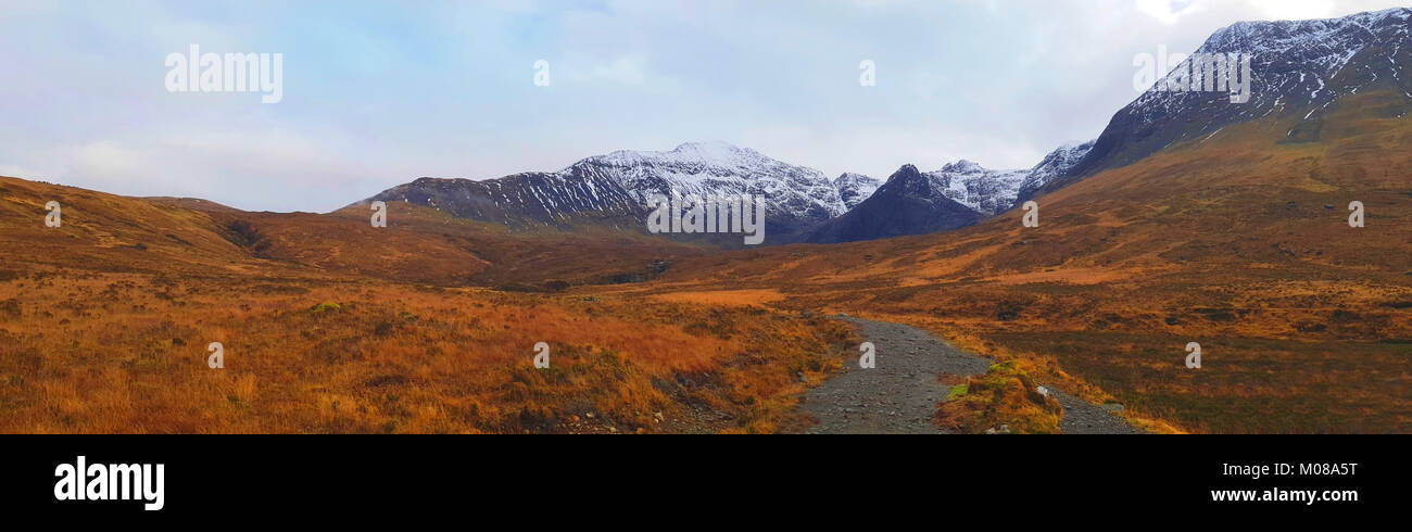 La Fata Piscine, Glen fragile, Isola di Skye è un turista, Walker, escursionista destinazione sull'Isola di Skye. La fresca acqua di montagna cade giù dalle montagne per mezzo di un certo numero di piscine naturali e cascate - mentre questi aspetto attraente del ghiaccio di acqua fredda li rende una sfida per la maggior parte hardy nuotatori nei mesi invernali ! Foto Stock