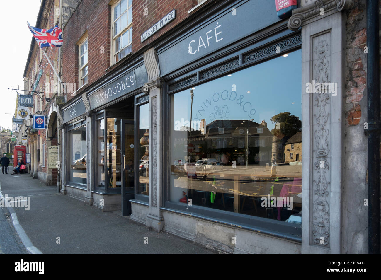 Lynwood & Co cafe nella piazza del mercato di Lechlade in Cotswolds, Gloucestershire, UK. Foto Stock