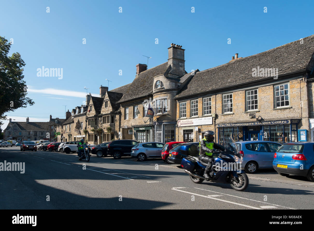 Negozi nella strada principale attraverso Lechlade in Cotswolds, Gloucestershire, UK. Foto Stock