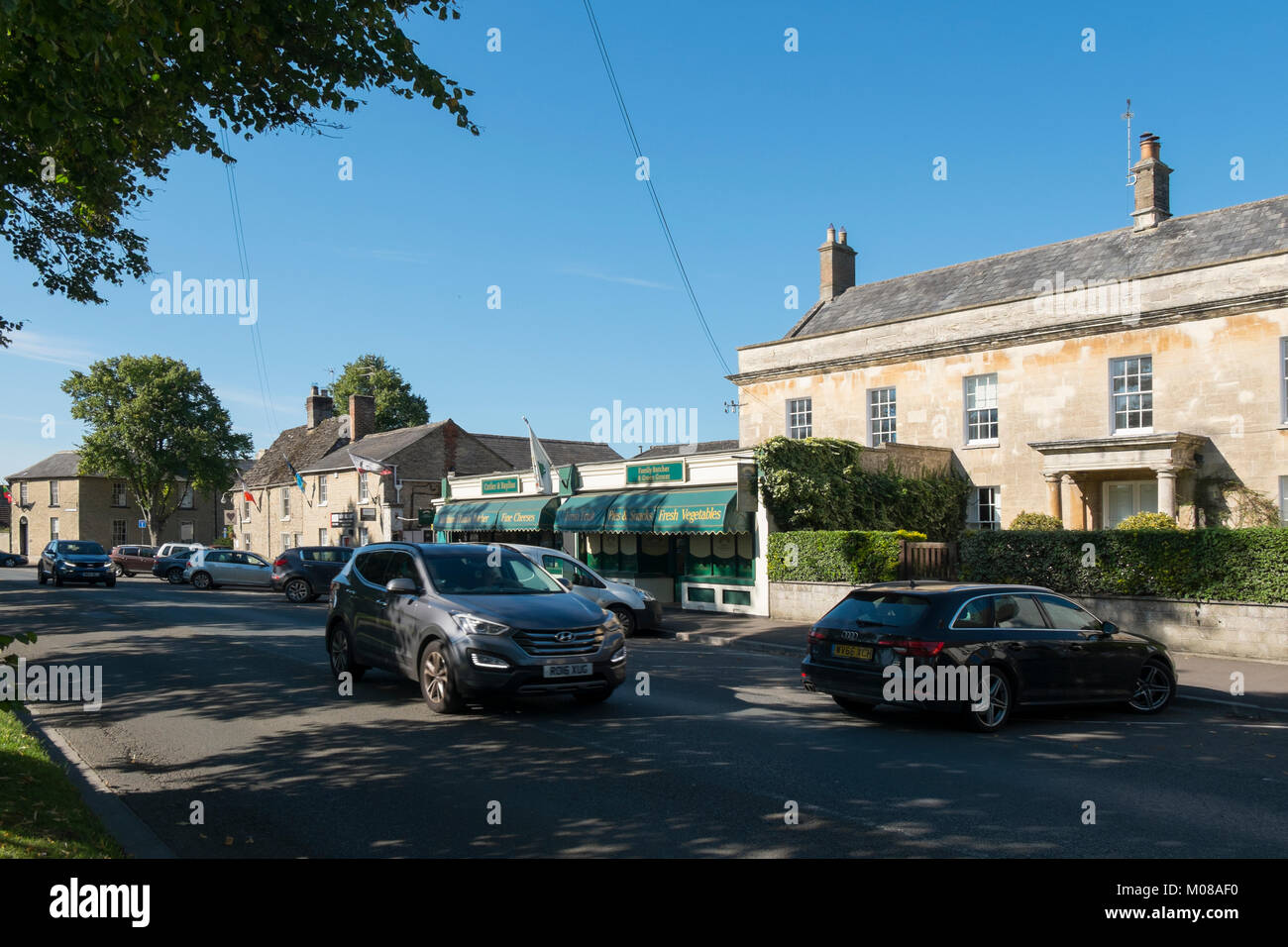 Cutler e Bayliss, Famiglia Macellaio e Green Grocer nella strada principale attraverso Lechlade in Cotswolds, Gloucestershire, UK. Foto Stock