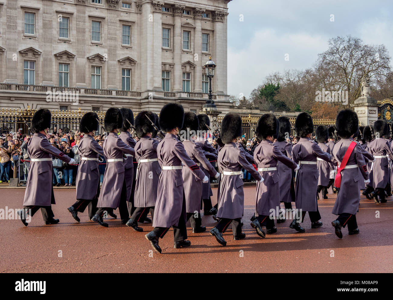 Cambio della Guardia a Buckingham Palace, London, England, Regno Unito Foto Stock