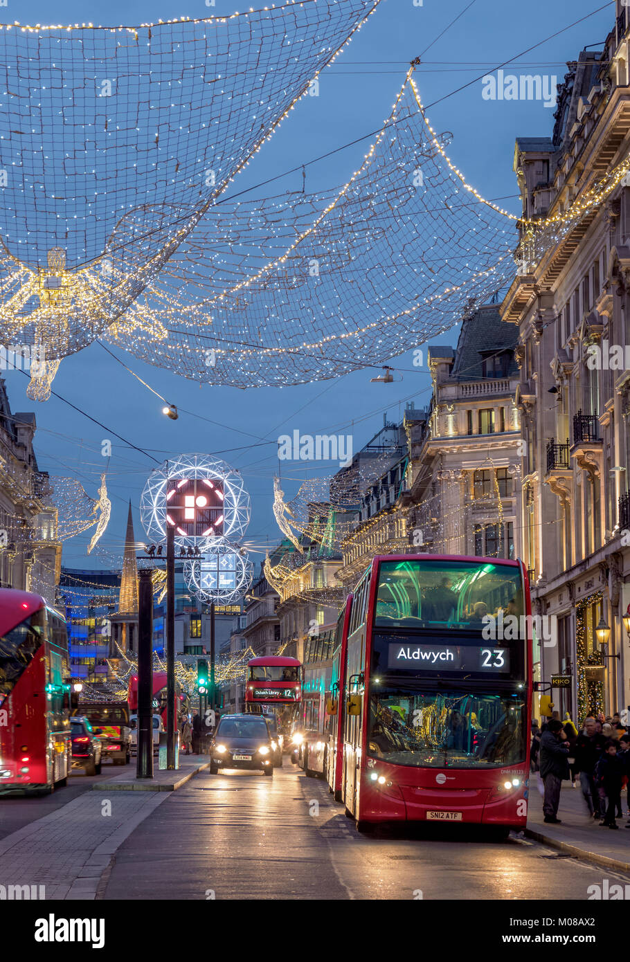 Regent Street con luminarie di Natale al crepuscolo, London, England, Regno Unito Foto Stock