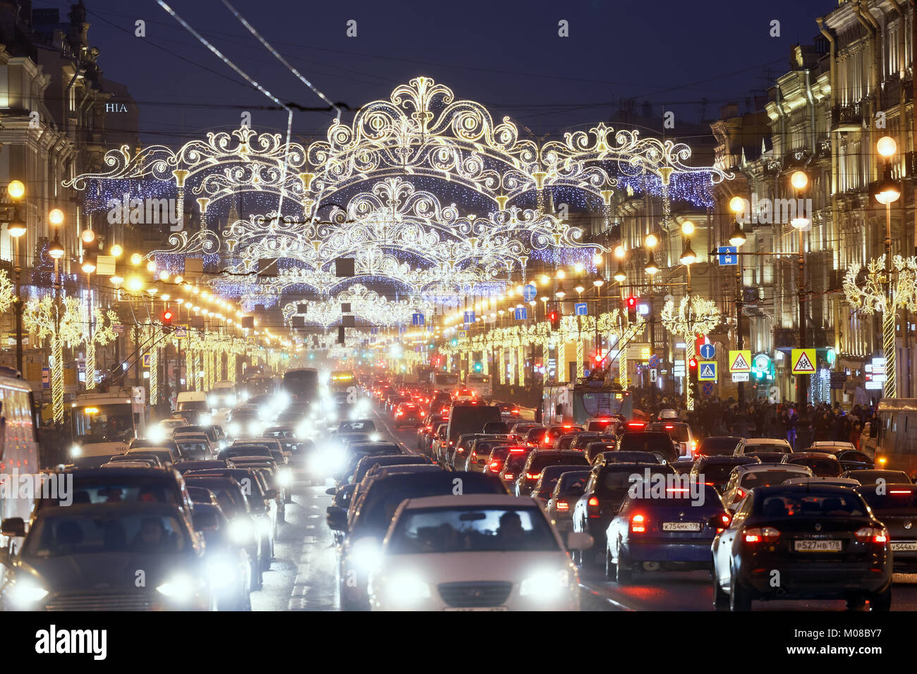 San Pietroburgo, Russia - 2 gennaio 2018: Traffico sul viale Nevsky decorato per Capodanno e vacanze di Natale. Foto Stock