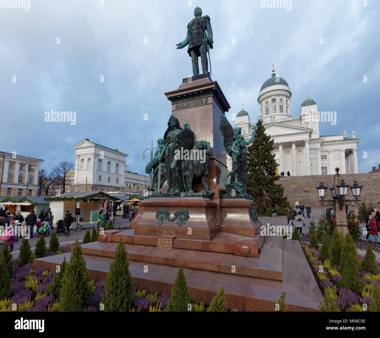 Helsinki, Finlandia - 9 Dicembre 2017: la gente sul mercato di Natale presso il monumento a imperatore russo Alexander II. La statua, eretta nel 1894, è stato Foto Stock