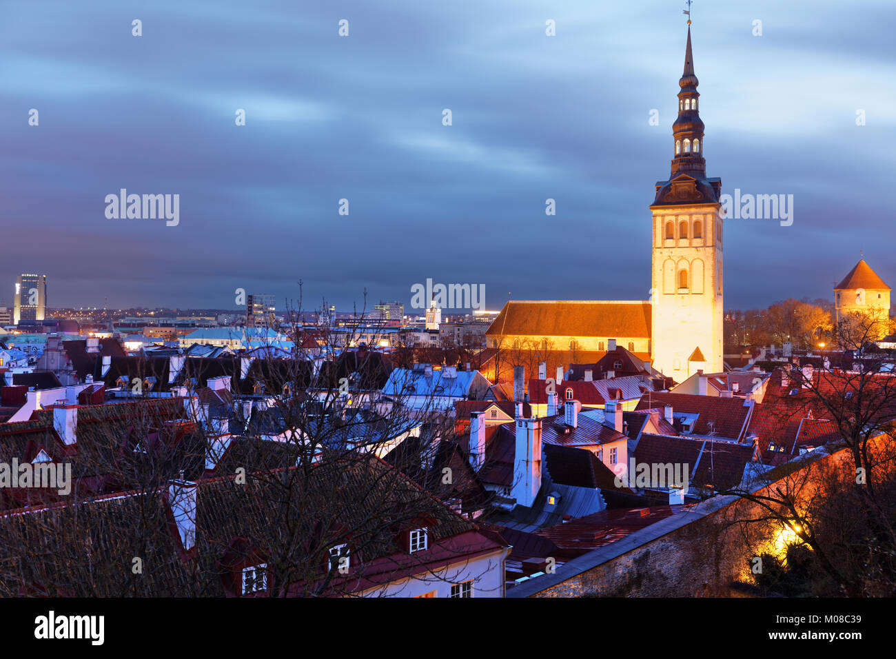 Tallinn, Estonia - 4 Novembre 2017: notte paesaggio urbano della Città Vecchia. La Città Vecchia è una delle città medievali meglio conservate in Europa e liste Foto Stock