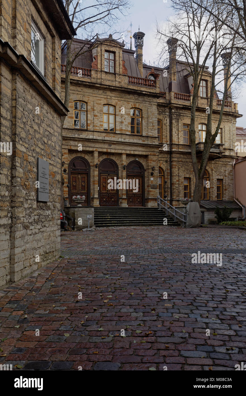 Tallinn, Estonia - 4 Novembre 2017: costruzione di Estonian Academy of Sciences nell'ex palazzo del Ungern-Sternberg. L'edificio fu eretto in 18 Foto Stock