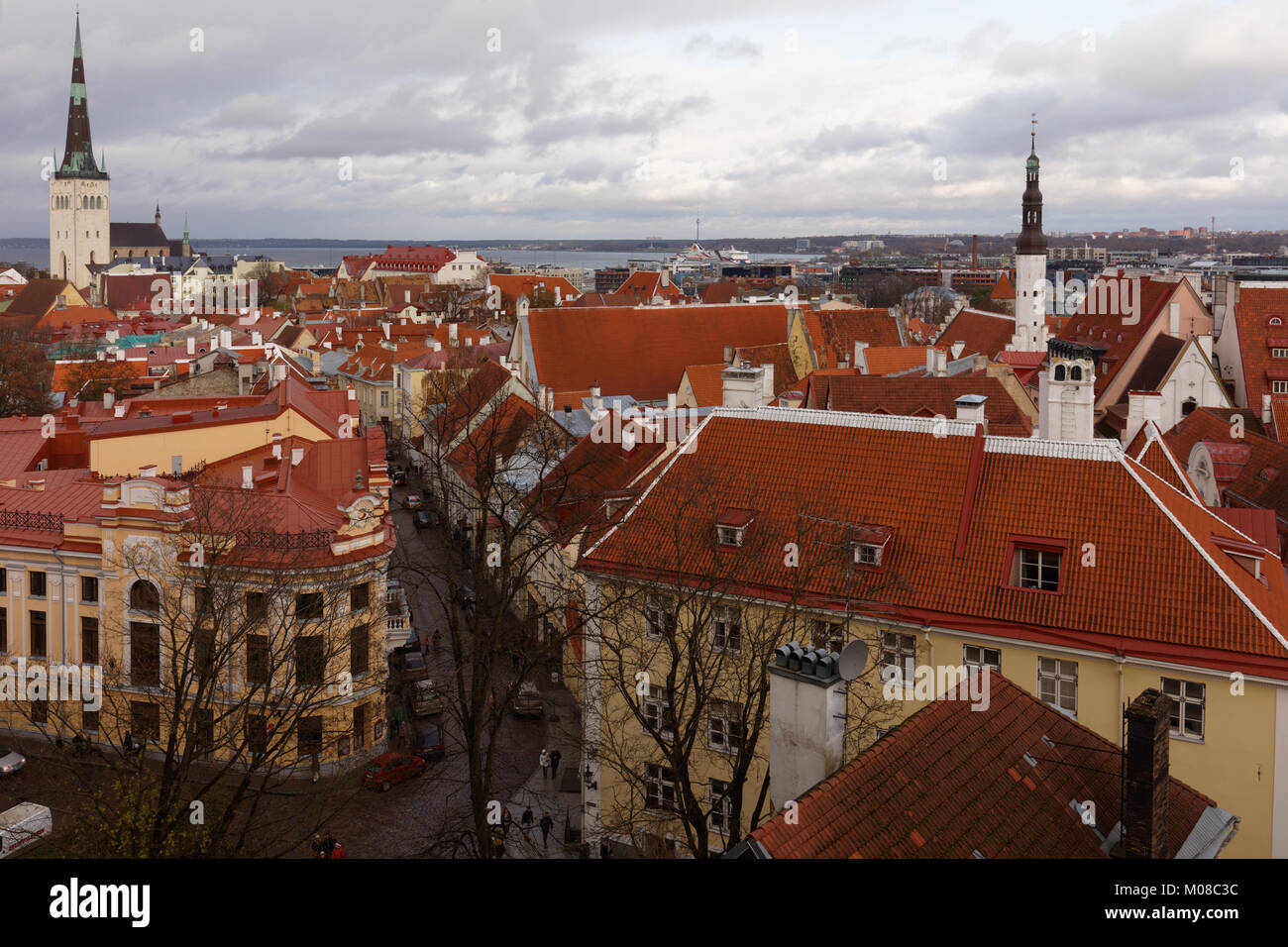 Tallinn, Estonia - 4 Novembre 2017: Paesaggio urbano della Città Vecchia. La Città Vecchia è una delle città medievali meglio conservate in Europa ed è elencato come un Foto Stock