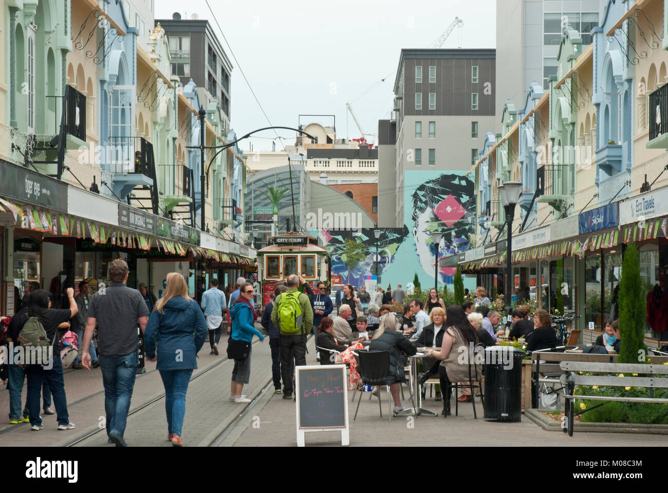 Restaurato colorato nuovo Regent Street, Christchurch NZ, colori pastello la missione spagnola con stile al di fuori di ristoranti, cafè, negozi e City Loop tramvia. Foto Stock