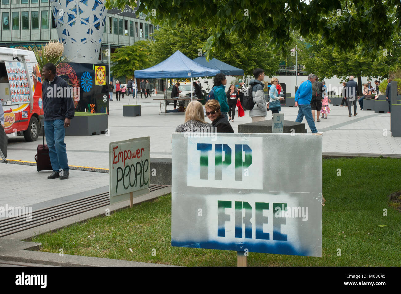 Rally contro TPP/ trans pacific partnership in Christchurch, Nuova Zelanda, con manifesti 'TPP FREE' e 'Emancipare le persone' Foto Stock