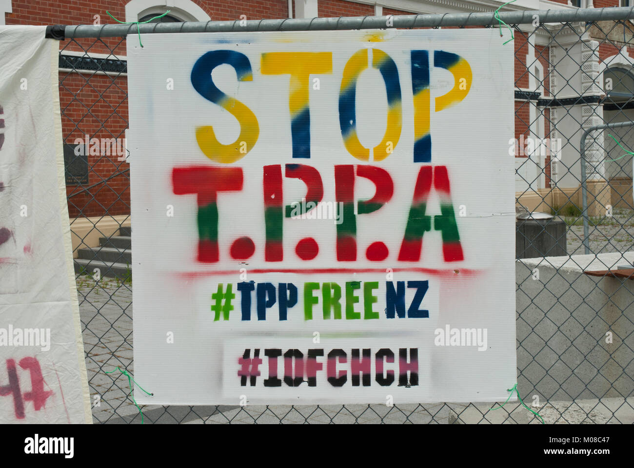 Rally contro TPP/ trans pacific partnership in Christchurch, Nuova Zelanda, con poster 'STOP TPPA' 'TPP libera NZ' Foto Stock