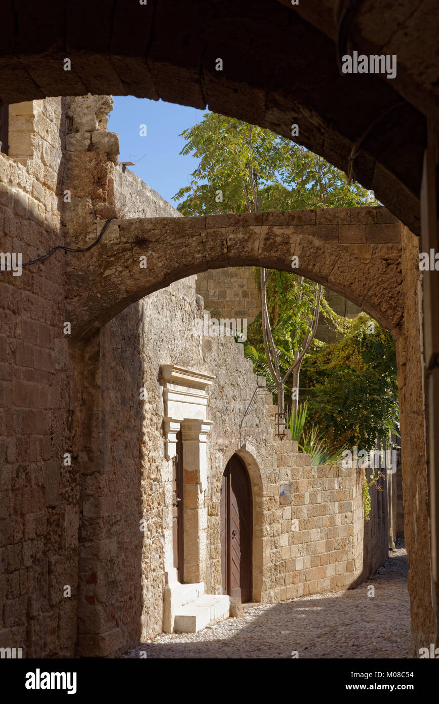 Rhodes, Grecia - Ottobre 09, 2017: vicoli stretti all'interno della cittadella di Rodi. Città medievale di Rodi è elencato come patrimonio mondiale UNESCO dal 1988 Foto Stock