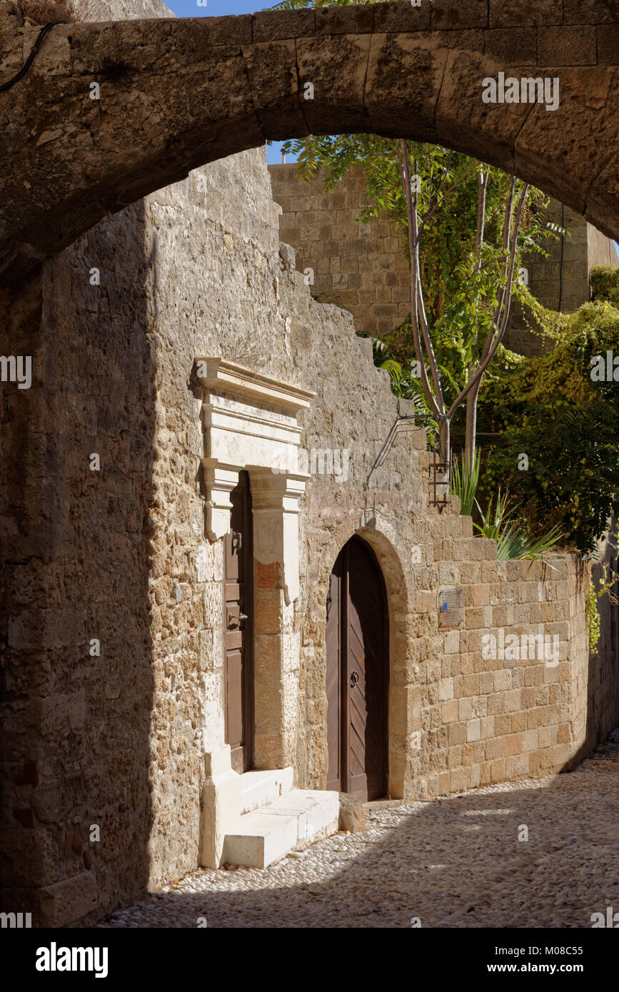 Rhodes, Grecia - Ottobre 09, 2017: vicoli stretti all'interno della cittadella di Rodi. Città medievale di Rodi è elencato come patrimonio mondiale UNESCO dal 1988 Foto Stock