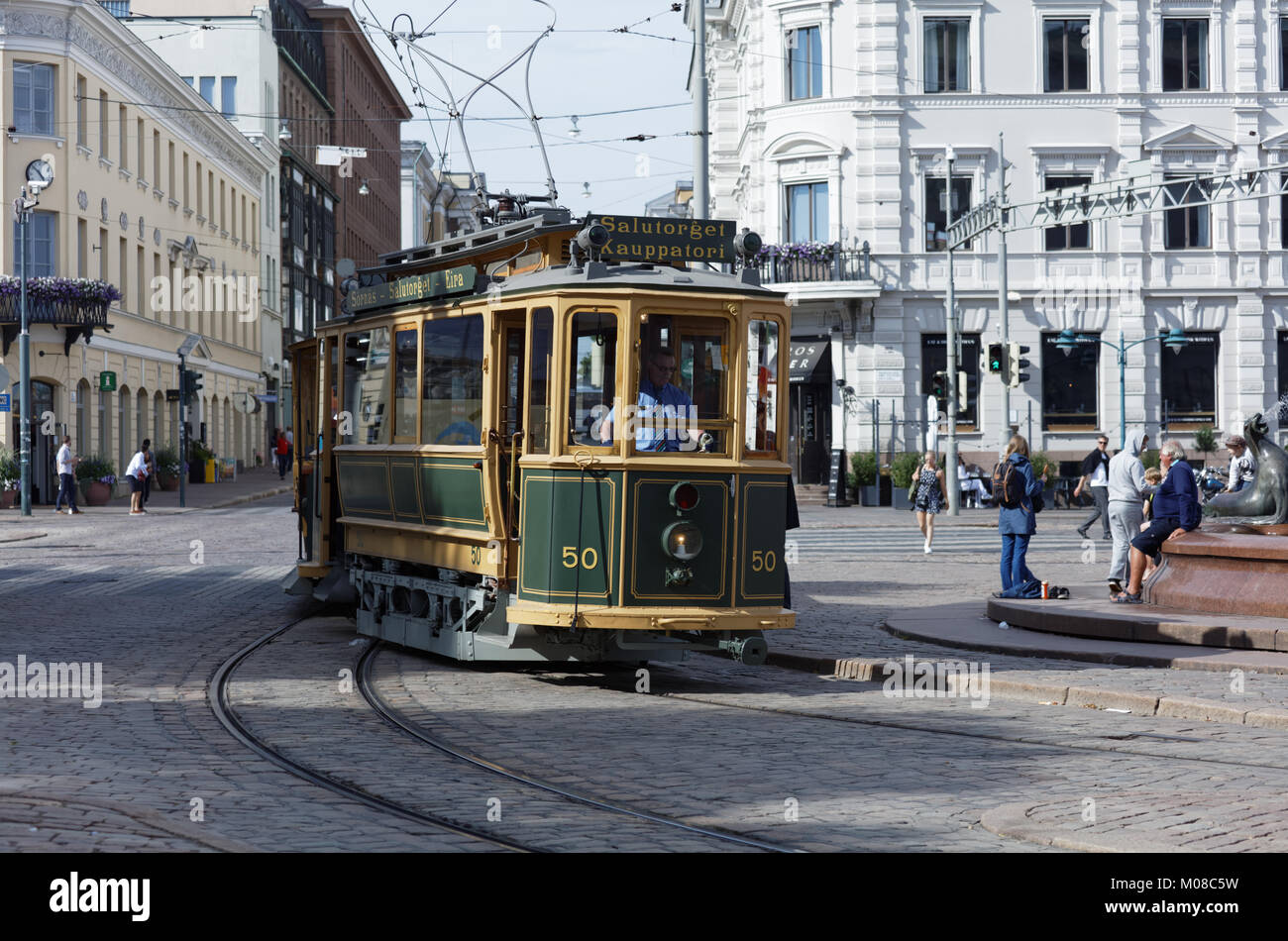 Helsinki, Finlandia - 29 Luglio 2017: tram retrò su Kauppatori, la piazza del mercato in un giorno di estate. La vettura realizzata nel 1909 è ora utilizzato come tram turistico rotta Foto Stock