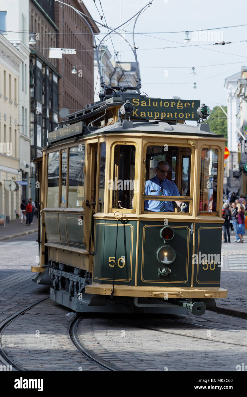 Helsinki, Finlandia - 29 Luglio 2017: tram retrò su Kauppatori, la piazza del mercato in un giorno di estate. La vettura realizzata nel 1909 è ora utilizzato come tram turistico rotta Foto Stock