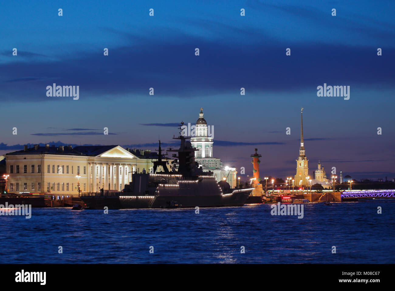 San Pietroburgo, Russia - Luglio 21, 2017: Corvette Stoykiy ancorata nel fiume Neva contro famosi punti di riferimento della città. Le navi da guerra è entrato Neva a partecipaz Foto Stock