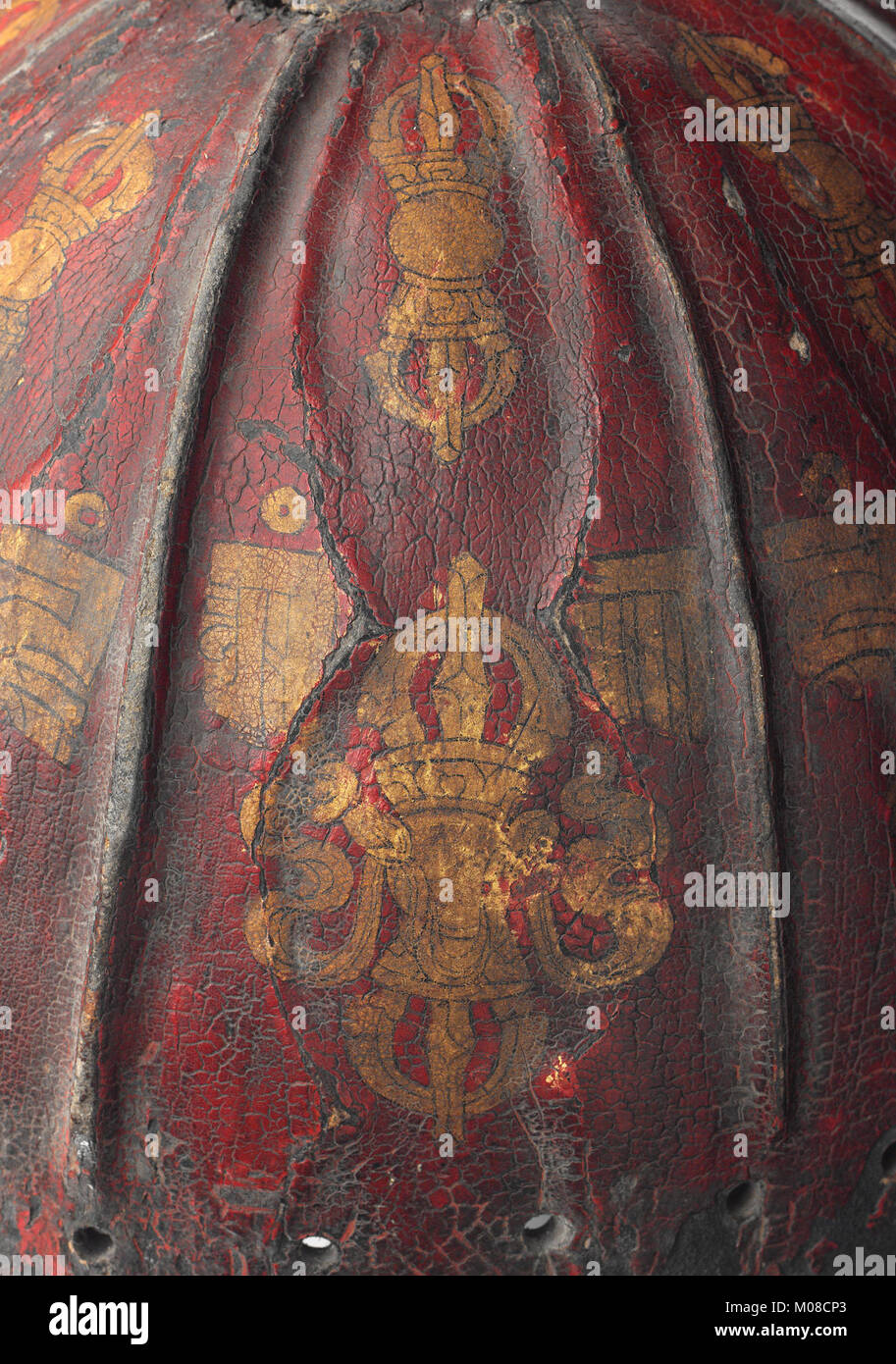 Questo casco in pelle presenta simboli di buon auspicio che riflettono usi cerimoniali, simbolici e protettivi nel suo contesto culturale e storico. Foto Stock Questo casco in pelle presenta simboli di buon auspicio che riflettono usi cerimoniali, simbolici e protettivi nel suo contesto culturale e storico. Foto Stock