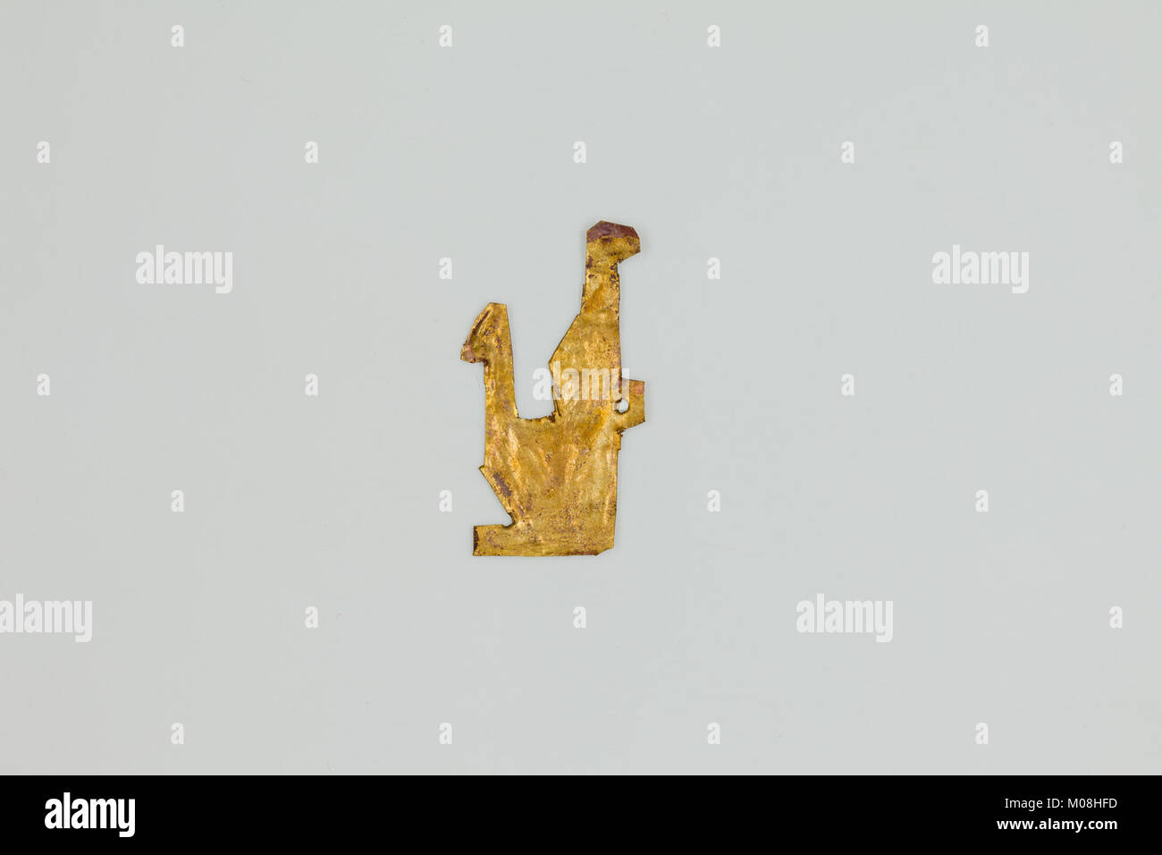 Questo amuleto Maat rappresenta la dea egiziana della verità, della giustizia e dell'ordine, simboleggiando le credenze e le pratiche religiose nell'antica cultura egiziana. Foto Stock