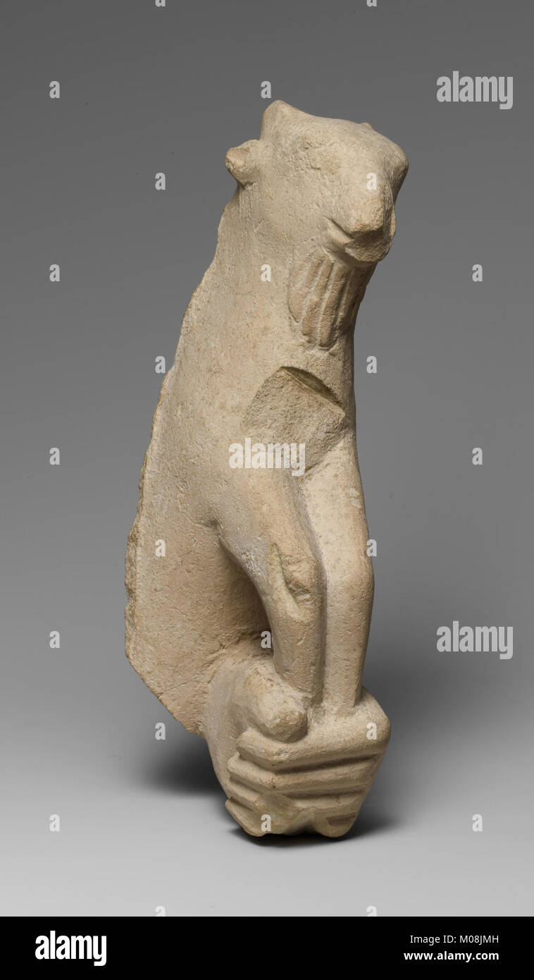 Questo frammento di statua in pietra calcarea mostra una mano sinistra che tiene in mano un bambino, illustrando antiche tecniche scultoree, artigianato e rappresentazione nell'arte classica. Foto Stock
