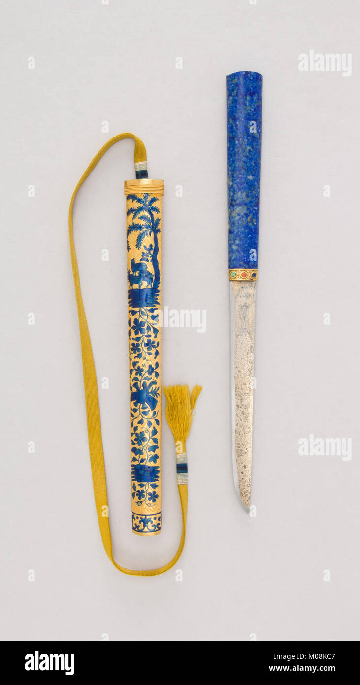 Questo coltello con guaina riflette gli aspetti funzionali ed estetici del suo tempo, mostrando la maestria artigianale sia nella lama che nella custodia protettiva. Foto Stock