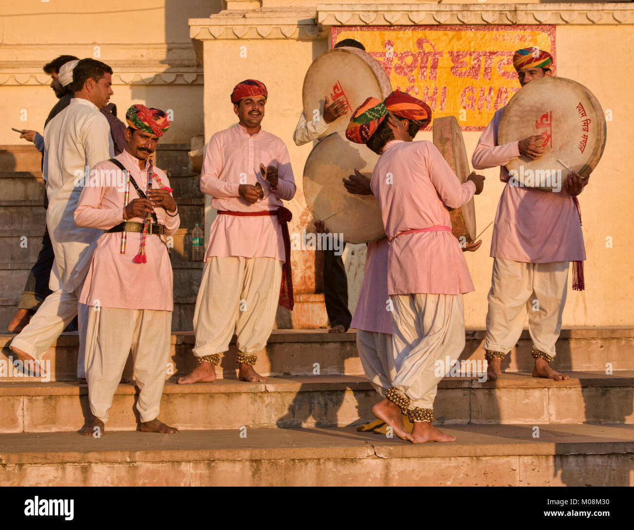 Tradizionale batteristi di Rajasthani sui valichi, Pushkar, Rajasthan, India Foto Stock