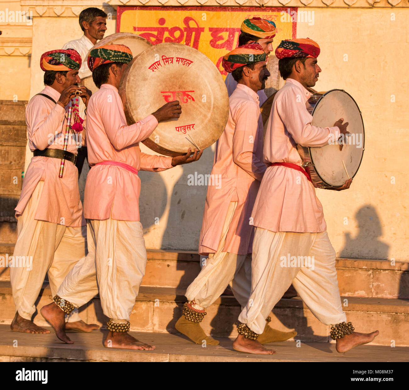Tradizionale batteristi di Rajasthani sui valichi, Pushkar, Rajasthan, India Foto Stock