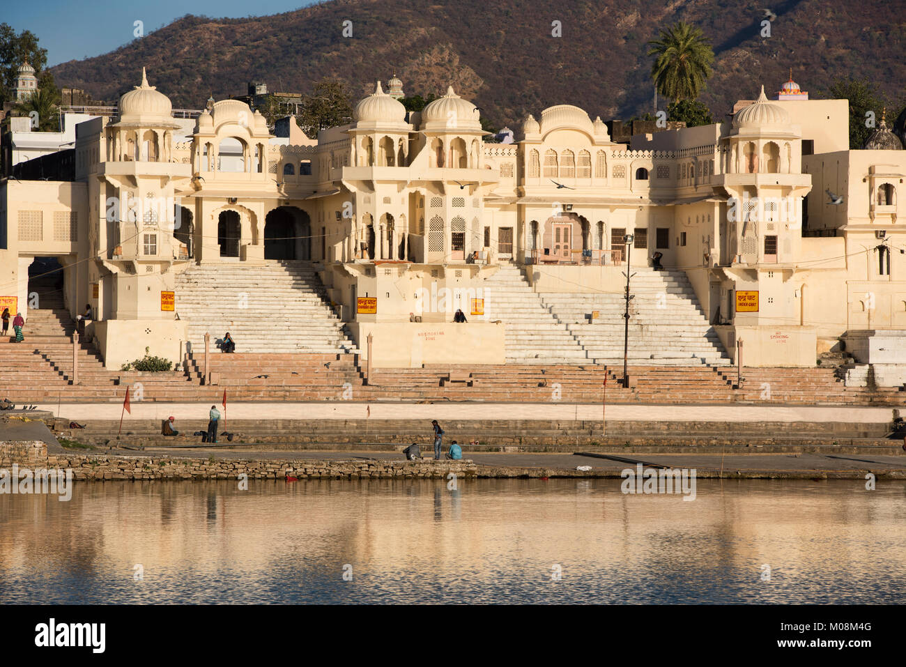 Luccicanti Gwalior Ghat nella città santa di Pushkar, Rajasthan, India Foto Stock