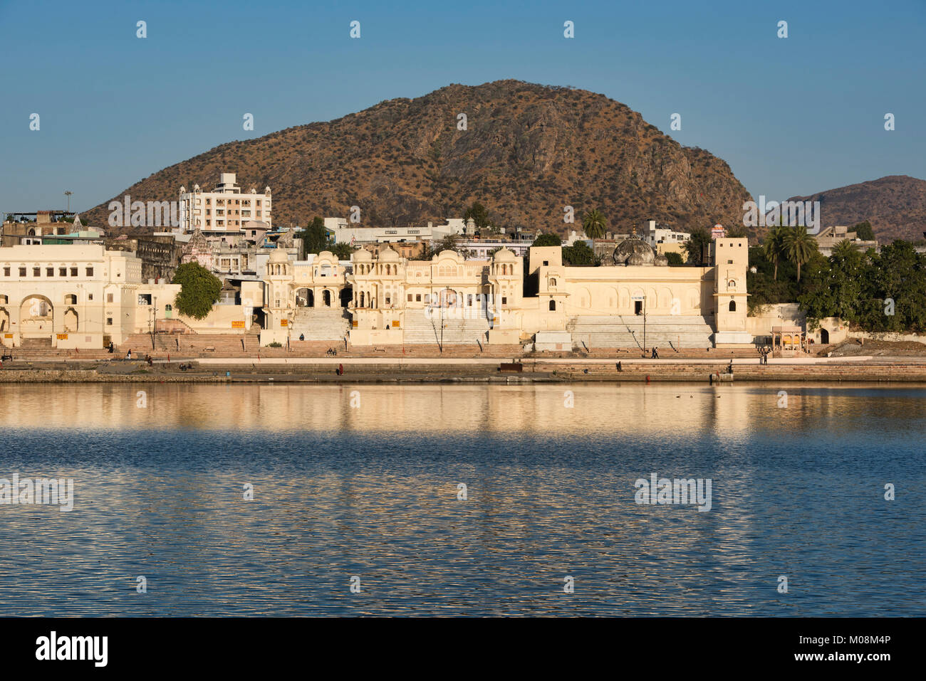Luccicanti Gwalior Ghat nella città santa di Pushkar, Rajasthan, India Foto Stock