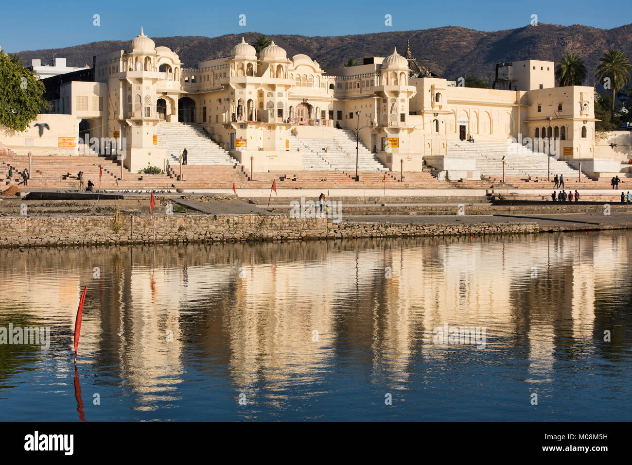 Luccicanti Gwalior Ghat nella città santa di Pushkar, Rajasthan, India Foto Stock