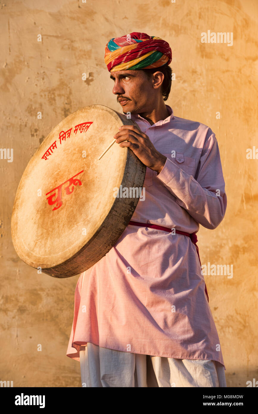 Tradizionale batterista di Rajasthani sui valichi, Pushkar, Rajasthan, India Foto Stock