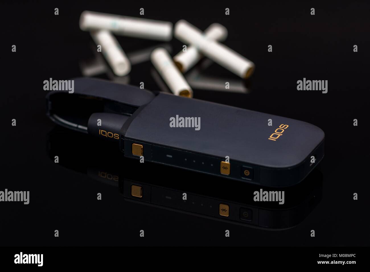 sigaretta elettronica justfog prezzo Praga, Repubblica Ceca - 02 Gennaio 2018:sigaretta elettronica, tabacco  sistema di riscaldamento Iqos di Marlboro su sfondo nero Foto stock