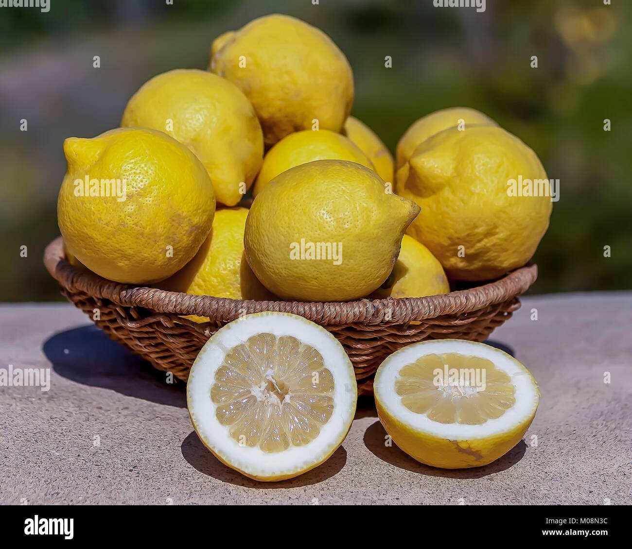 Limoni freschi in un cestino . Isolato Foto stock - Alamy