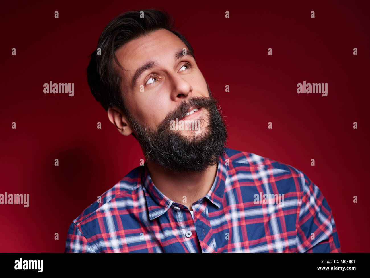 Trasognata uomo con barba di studio shot Foto Stock