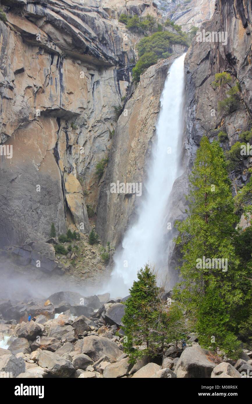 Parco Nazionale di Yosemite in California, Stati Uniti - Abbassare Yosemite Falls. Foto Stock