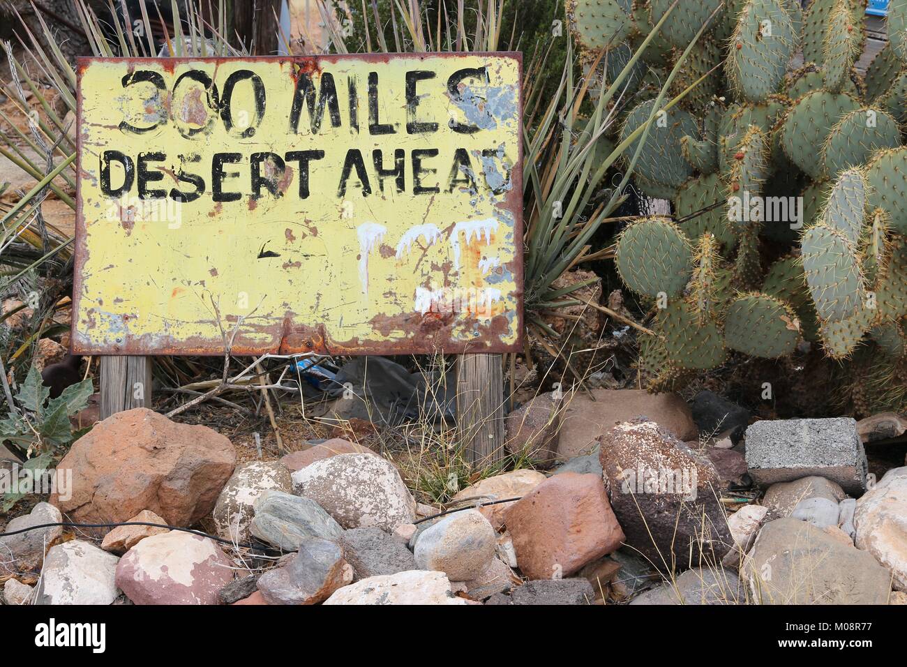 In Arizona, Stati Uniti - 300 miglia deserto segno. In stile retrò. Foto Stock
