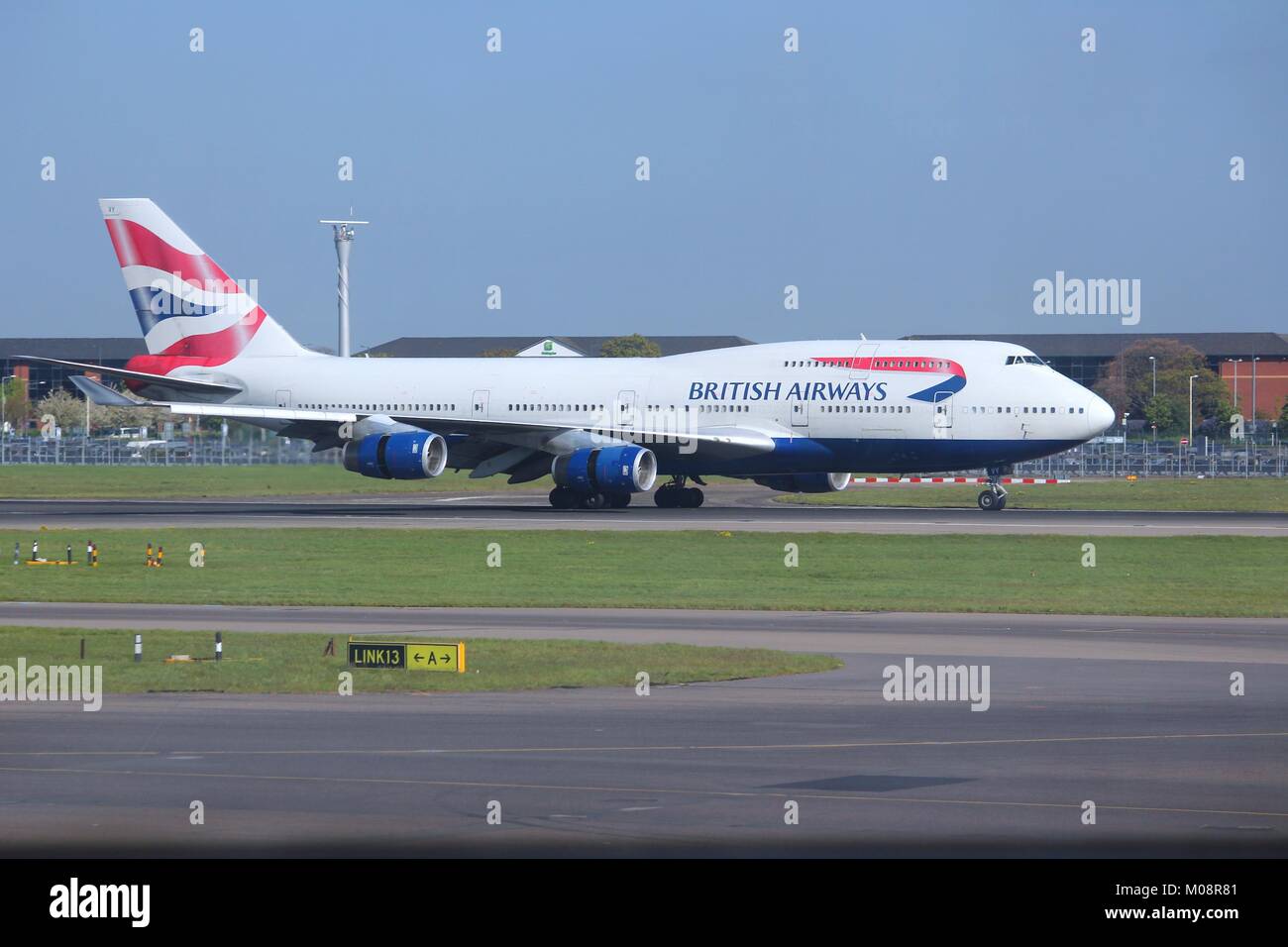 LONDON, Regno Unito - 16 Aprile 2014: British Airways Boeing 747 dopo l'atterraggio all'aeroporto di Londra Heathrow. BA opera flotta di 283 aeromobili (il più grande nel Regno Unito Foto Stock