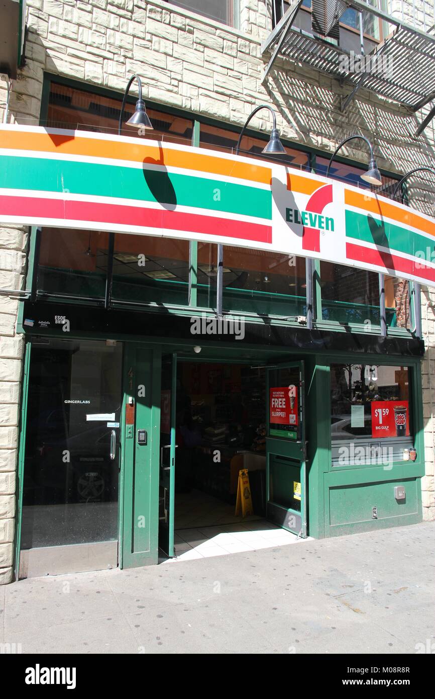 SAN FRANCISCO, STATI UNITI D'AMERICA - Aprile 9, 2014: 7-Eleven store di San Francisco, California. 7-Eleven è più grande del mondo di operatore, affiliante e il licenziante di conv Foto Stock