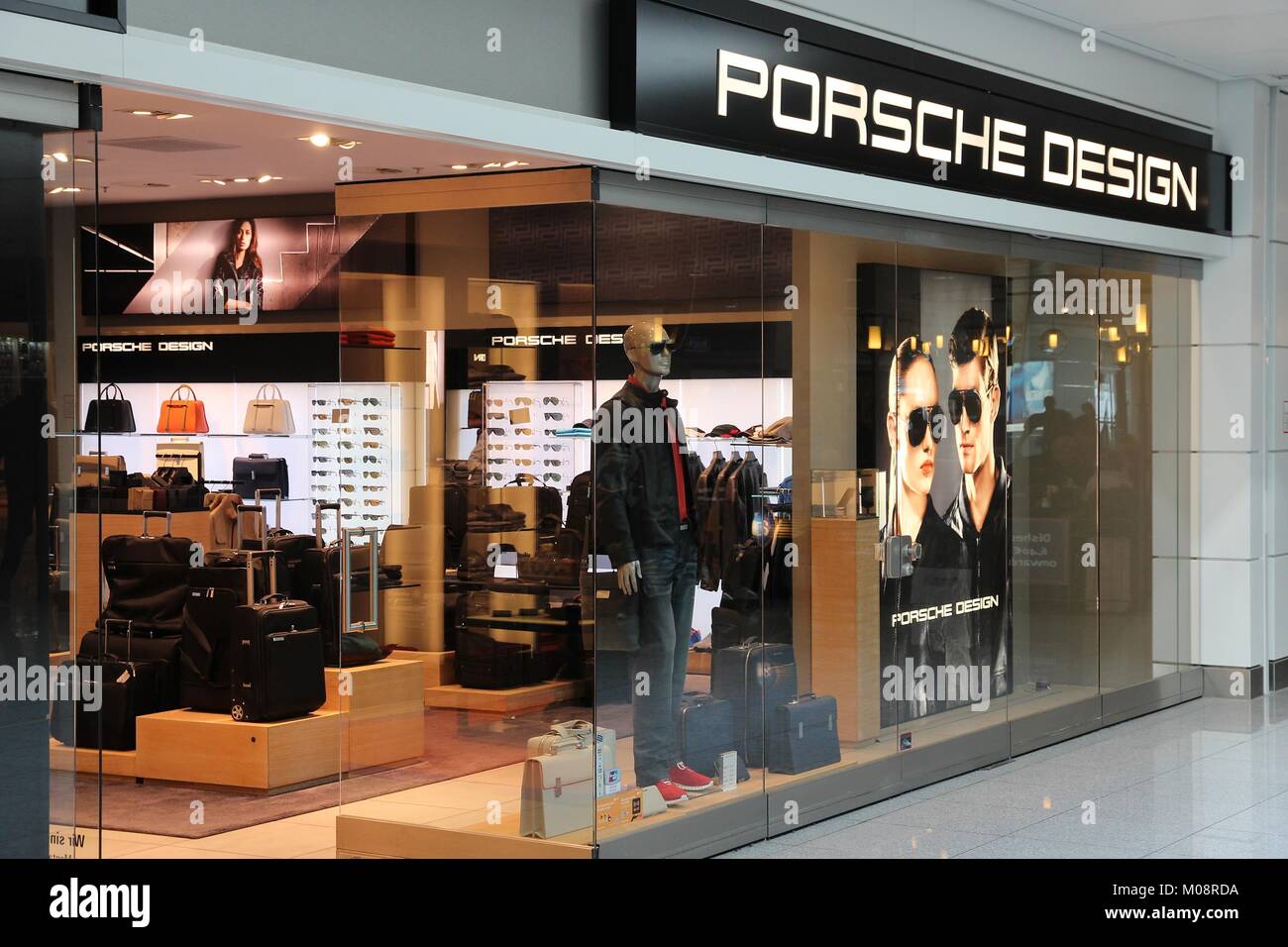 Monaco di Baviera, Germania - Aprile 1, 2014: Porsche Design store all' Aeroporto Internazionale di Monaco di Baviera in Germania. Porsche Design Group ha 152 beni di lusso memorizza wor Foto Stock