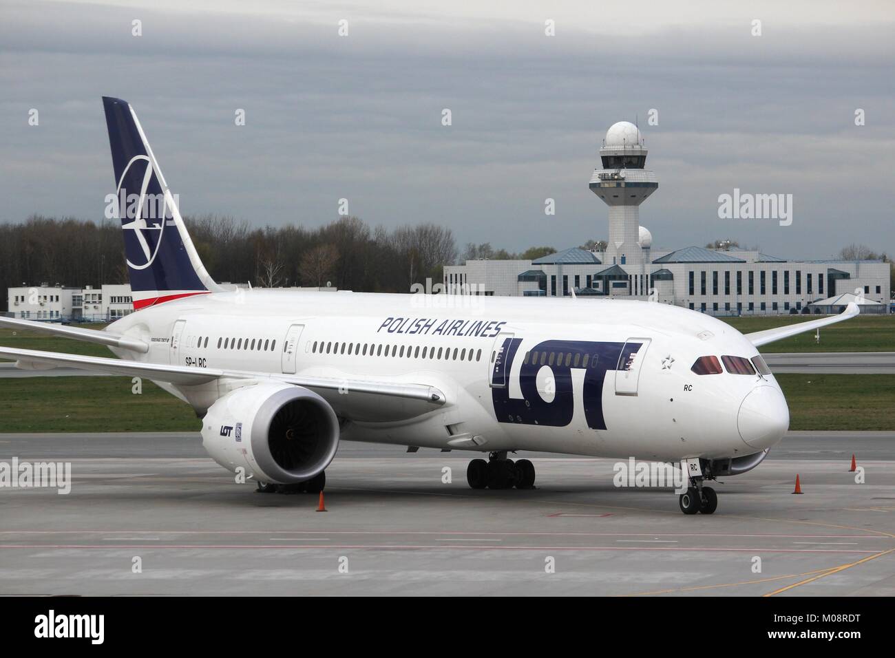 Varsavia, Polonia - 1 Aprile 2014: aeromobili Boeing 787 Dreamliner delle Linee Aeree Polacche LOT all aeroporto di Varsavia, Polonia. Sacco trasportato 4,63 milioni di passeggeri i Foto Stock