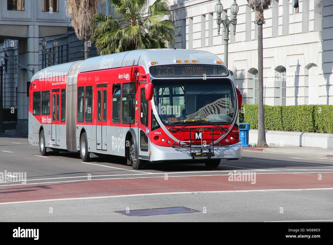 LOS ANGELES, Stati Uniti d'America - Aprile 5, 2014: persone cavalcare un metro bus in Los Angeles. Tipico ridership mensile del Metro in autobus la zona è 30 milioni di corse (Mar Foto Stock