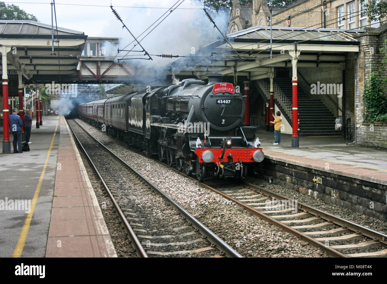 Nero cinque locomotiva a vapore numero 45407 a Bingley su un treno charter, 8 Agosto 2010 - Bingley, West Yorkshire, Regno Unito Foto Stock