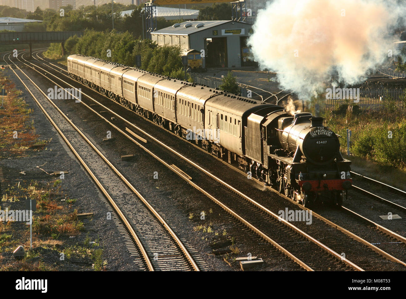 Nero cinque locomotiva a vapore numero 45407 al pepe strada su un Scraborough Spa Express carta treno 5 Agosto 2010 - Pepe Road, Leeds, Regno Unito Foto Stock