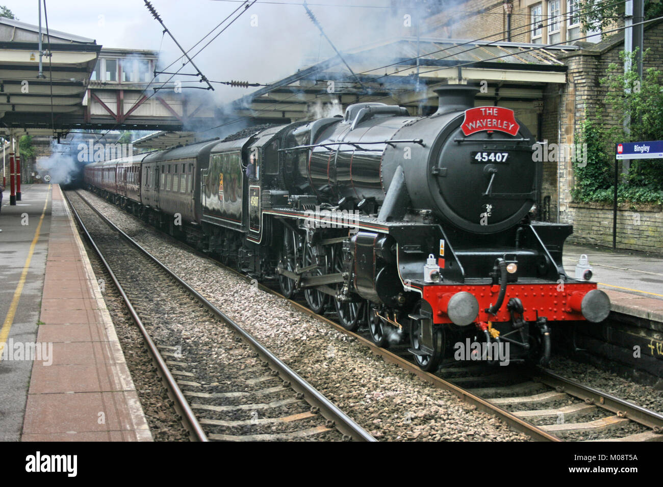 Nero cinque locomotiva a vapore numero 45407 a Bingley su un treno charter, 8 Agosto 2010 - Bingley, West Yorkshire, Regno Unito Foto Stock