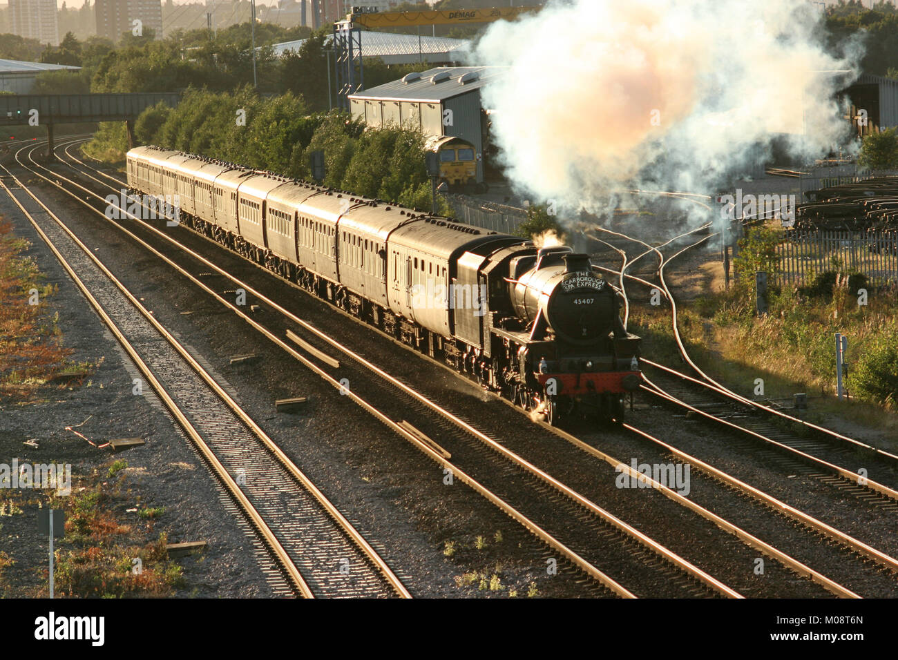 Nero cinque locomotiva a vapore numero 45407 al pepe strada su un Scraborough Spa Express carta treno 5 Agosto 2010 - Pepe Road, Leeds, Regno Unito Foto Stock
