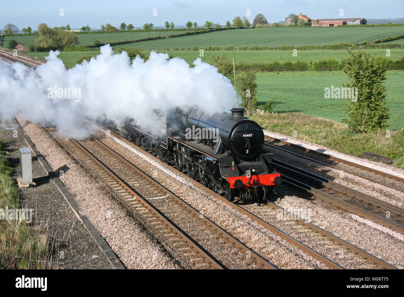 Nero cinque locomotiva a vapore numero 45407 a Colton giunzione sulla rotta da Bury a Edimburgo su un treno charter 15 Maggio 2010 - Colton Junction, Regno Foto Stock