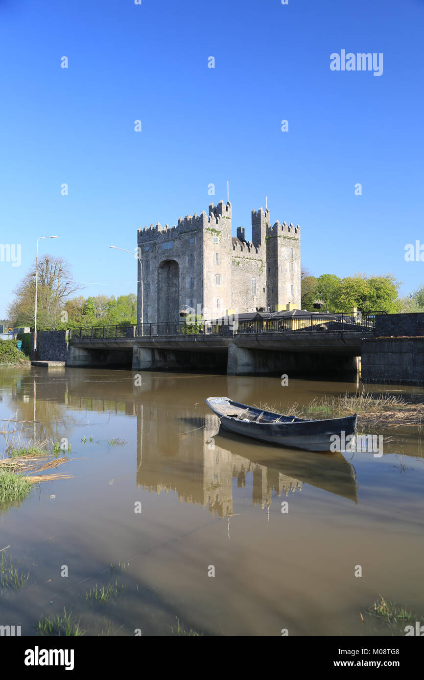 Grande pietra costruito il castello sulla riva del fiume, il castello di Bunratty, County Clare, Irlanda Foto Stock