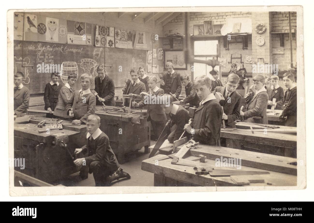 Cartolina edoardiana originale dei primi anni '1900 degli scolari edoardiani in falegnameria classe carpenteria, Classe 362, lezione di intaglio, circa 1910, probabilmente Yorkshire, Inghilterra Regno Unito Foto Stock